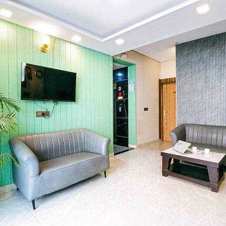 Отель Treebo Elite Corporate, Sector 62 Нойда Экстерьер фото