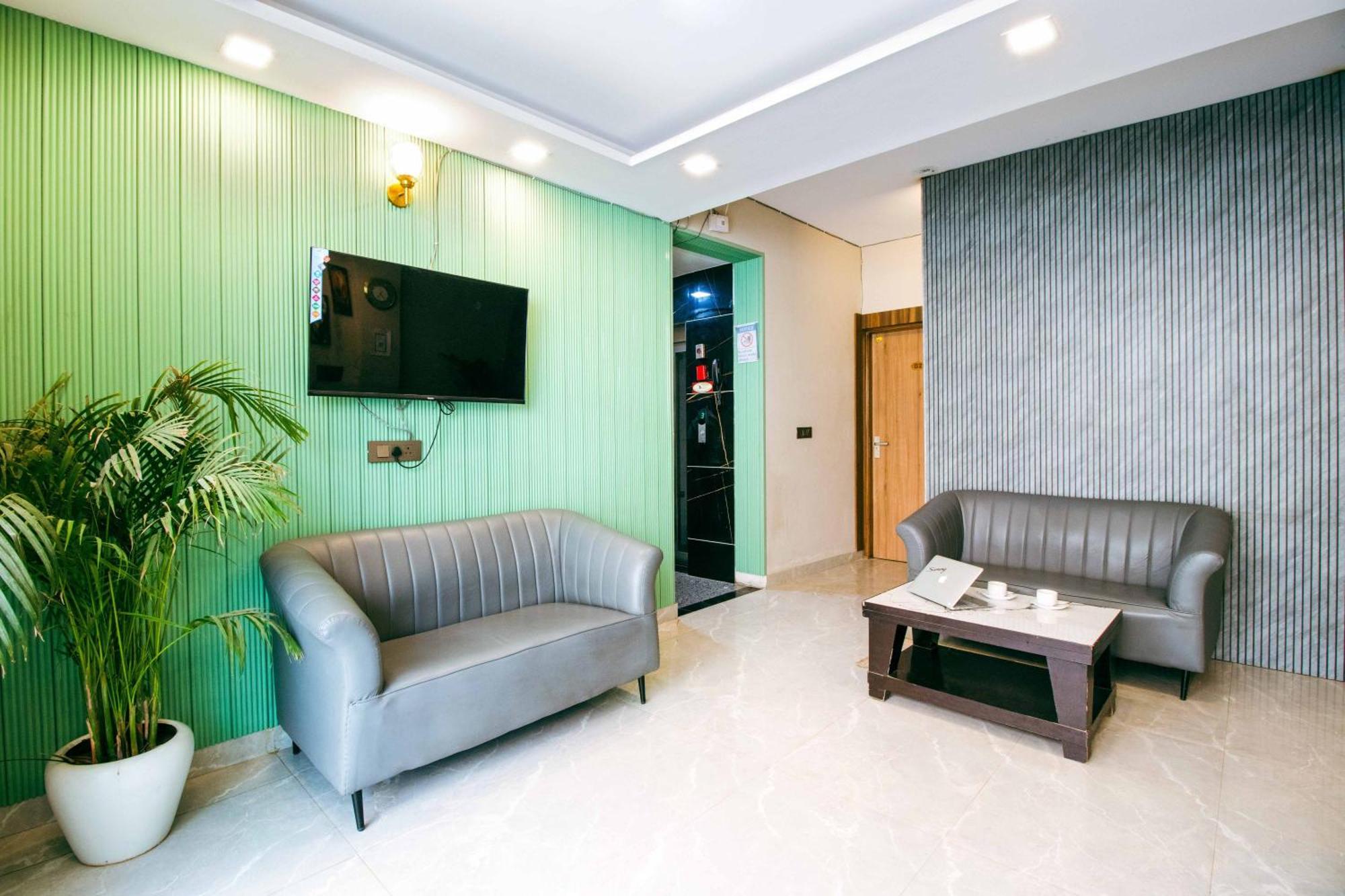 Отель Treebo Elite Corporate, Sector 62 Нойда Экстерьер фото